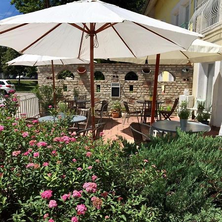 Hencz Vendeghaz Hotel Balatonakarattya Luaran gambar